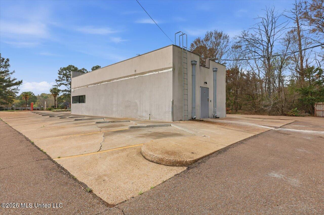 1900 E County Line Road