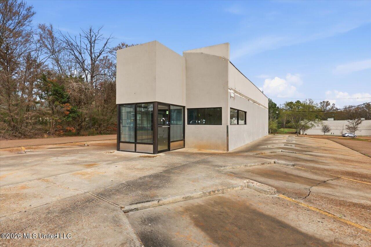 1900 E County Line Road