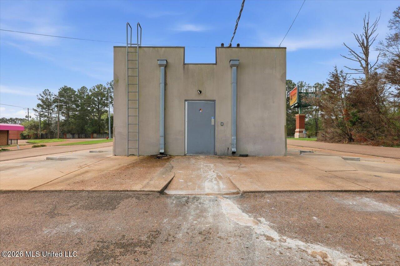 1900 E County Line Road