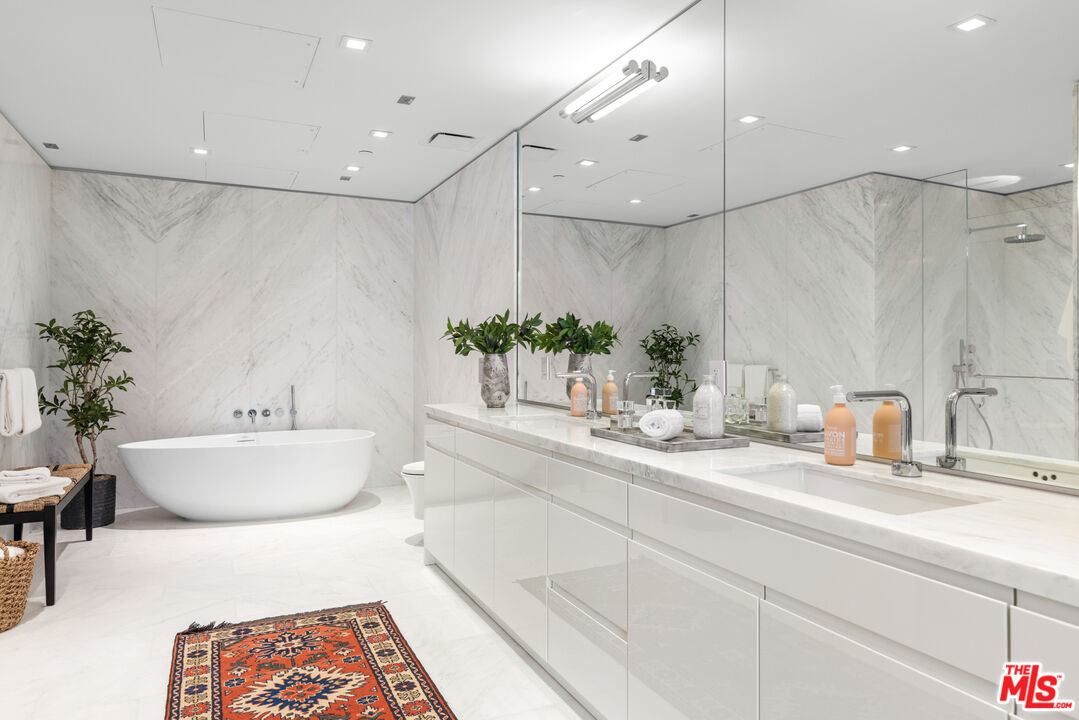 9000 W 3rd St Unit: 207