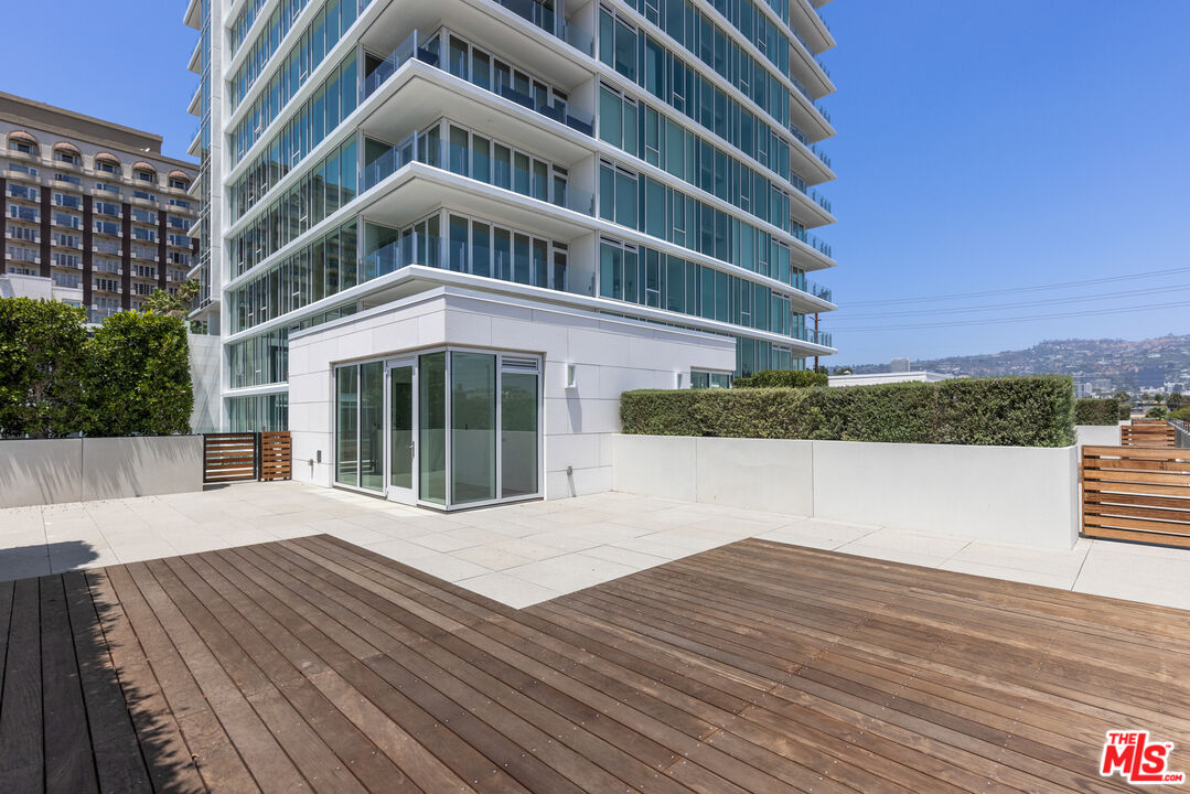 9000 W 3rd St Unit: 207