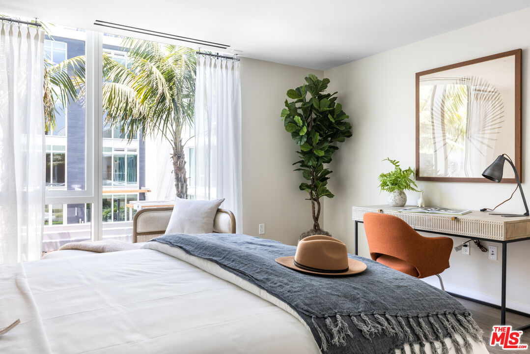 9000 W 3rd St Unit: 207