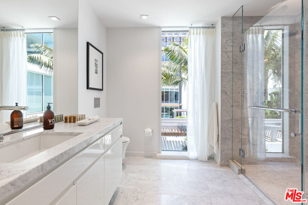 9000 W 3rd St Unit: 207