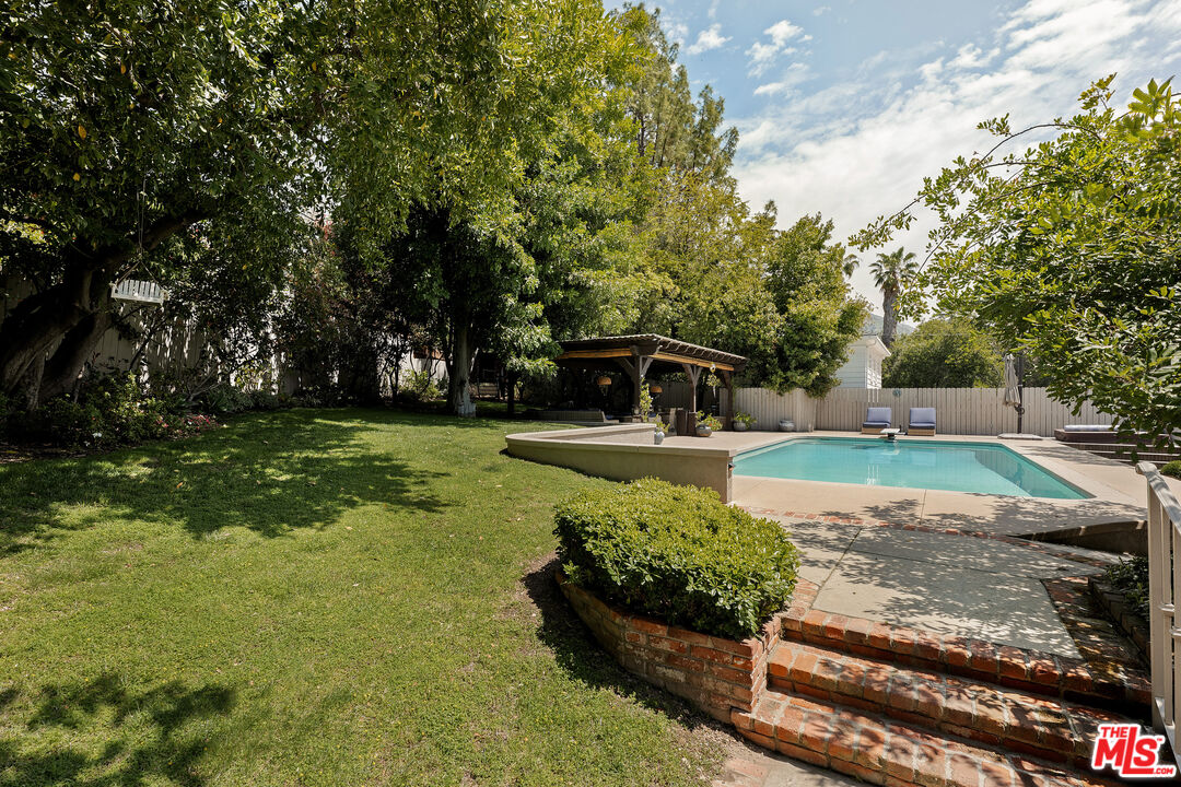 2085 E Altadena Dr
