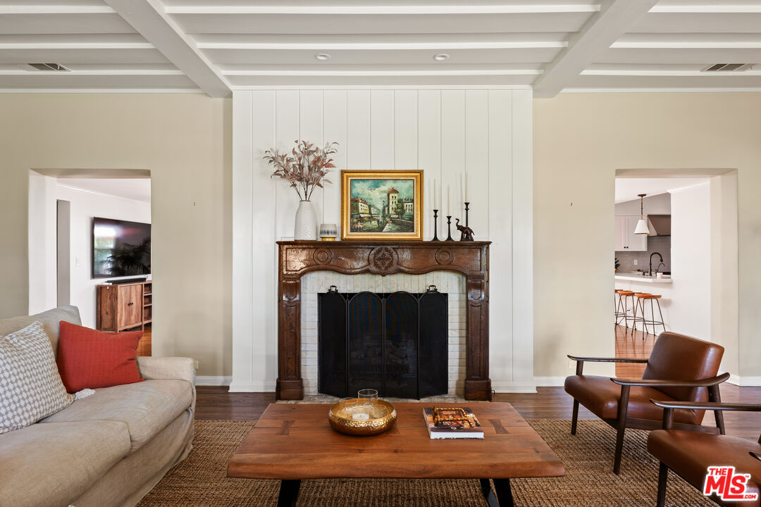 2085 E Altadena Dr