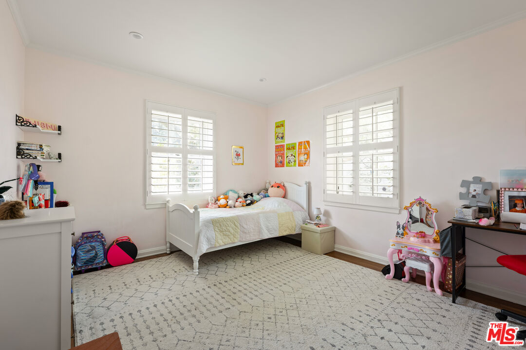 2085 E Altadena Dr