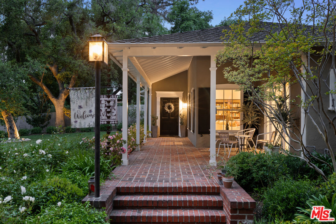 2085 E Altadena Dr