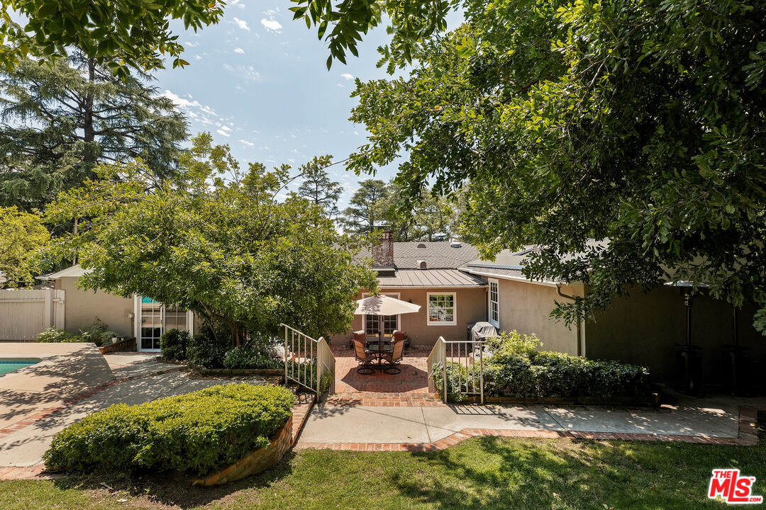 2085 E Altadena Dr