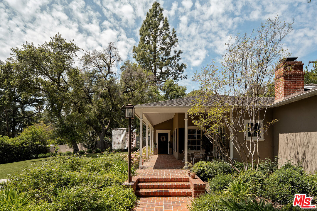 2085 E Altadena Dr