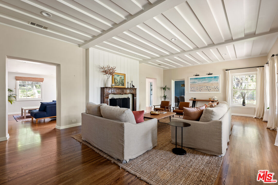 2085 E Altadena Dr
