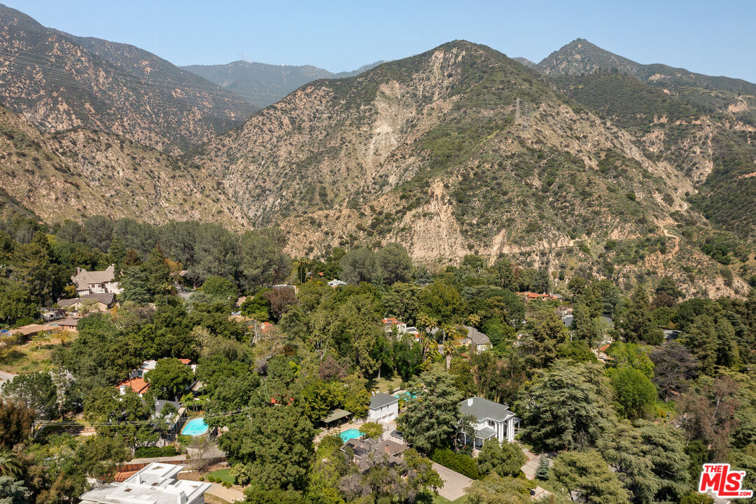 2085 E Altadena Dr