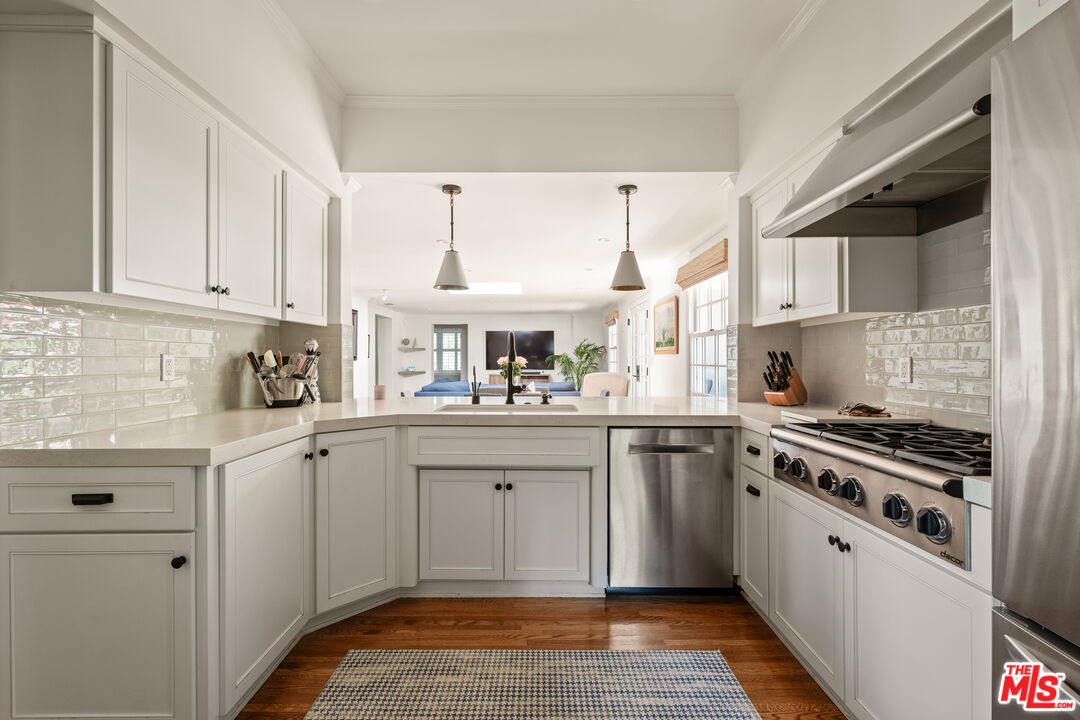 2085 E Altadena Dr