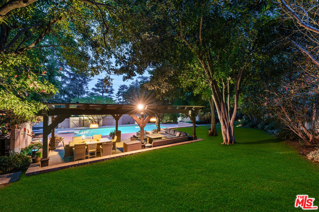 2085 E Altadena Dr