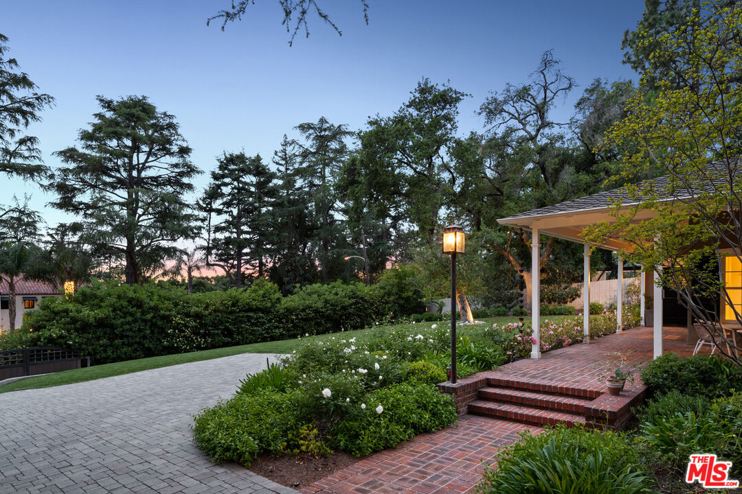 2085 E Altadena Dr
