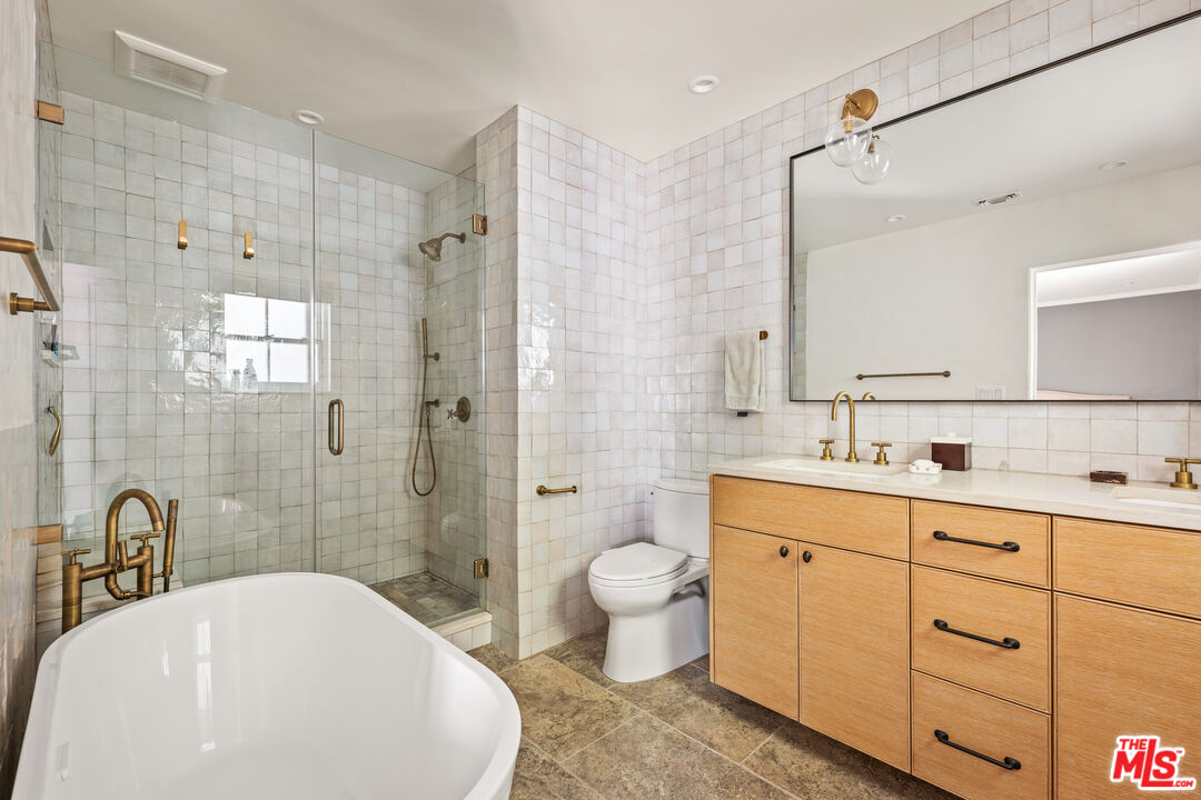 2085 E Altadena Dr