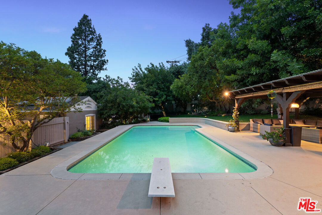 2085 E Altadena Dr