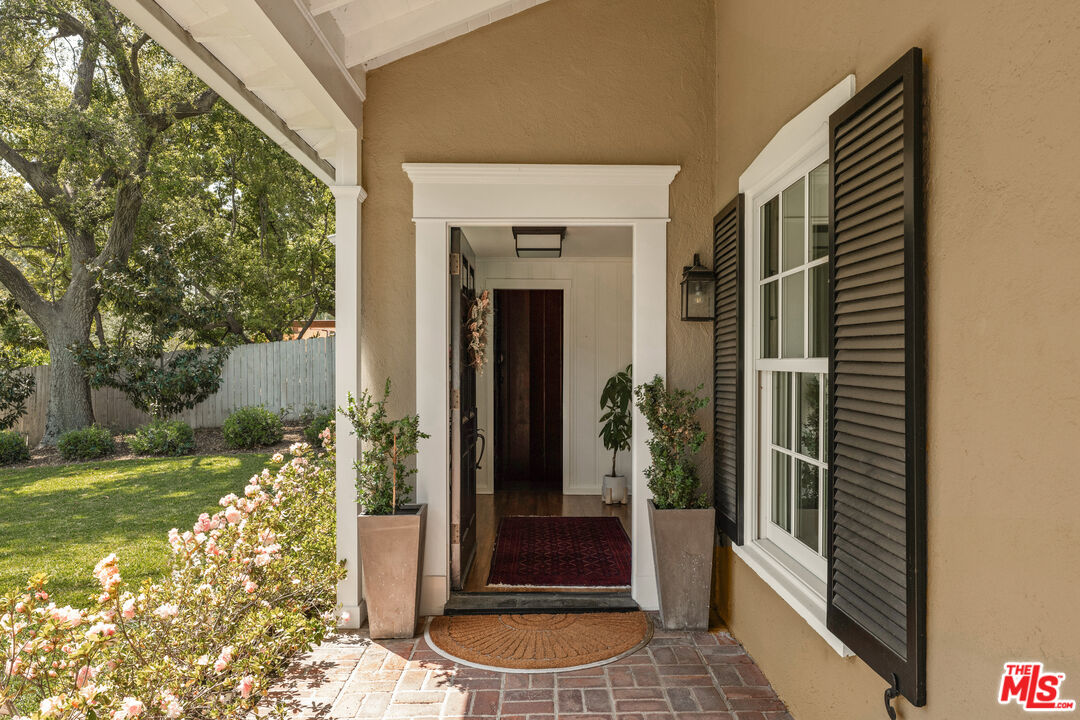 2085 E Altadena Dr