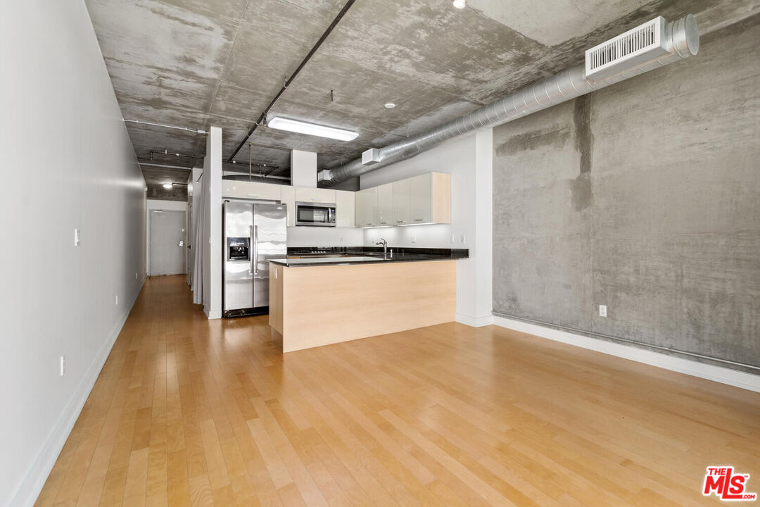 645 W 9th St Unit: 607