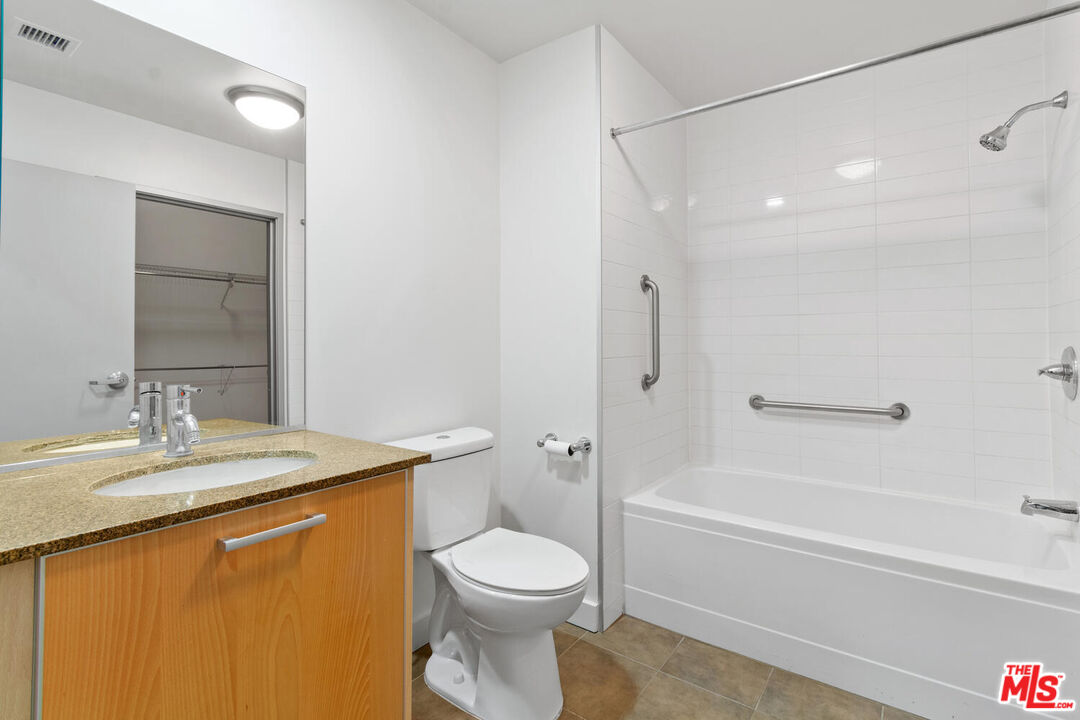 645 W 9th St Unit: 607