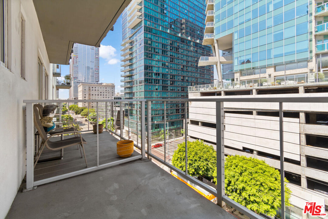 645 W 9th St Unit: 607