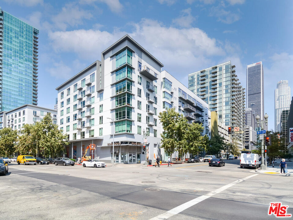 645 W 9th St Unit: 607