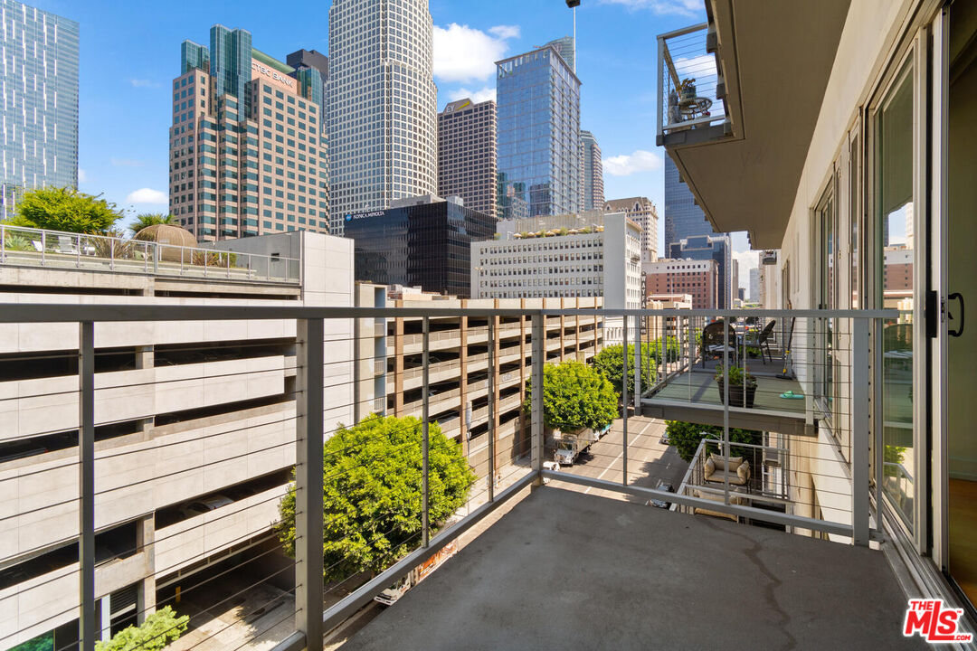 645 W 9th St Unit: 607