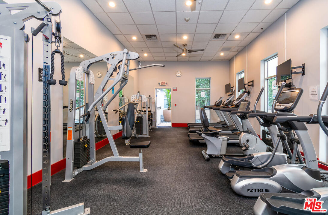 645 W 9th St Unit: 607