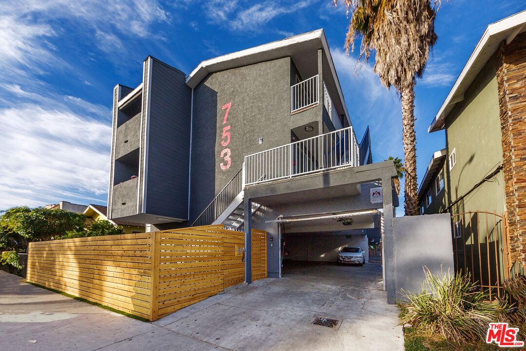 751 Cerritos Ave
