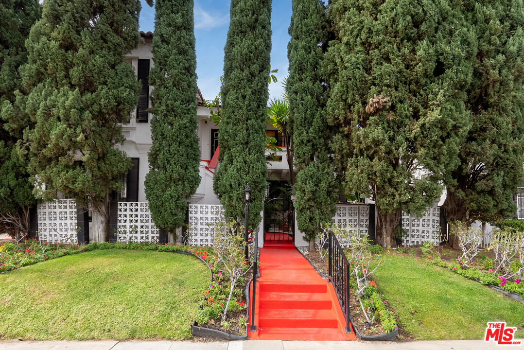 233 S Doheny Dr