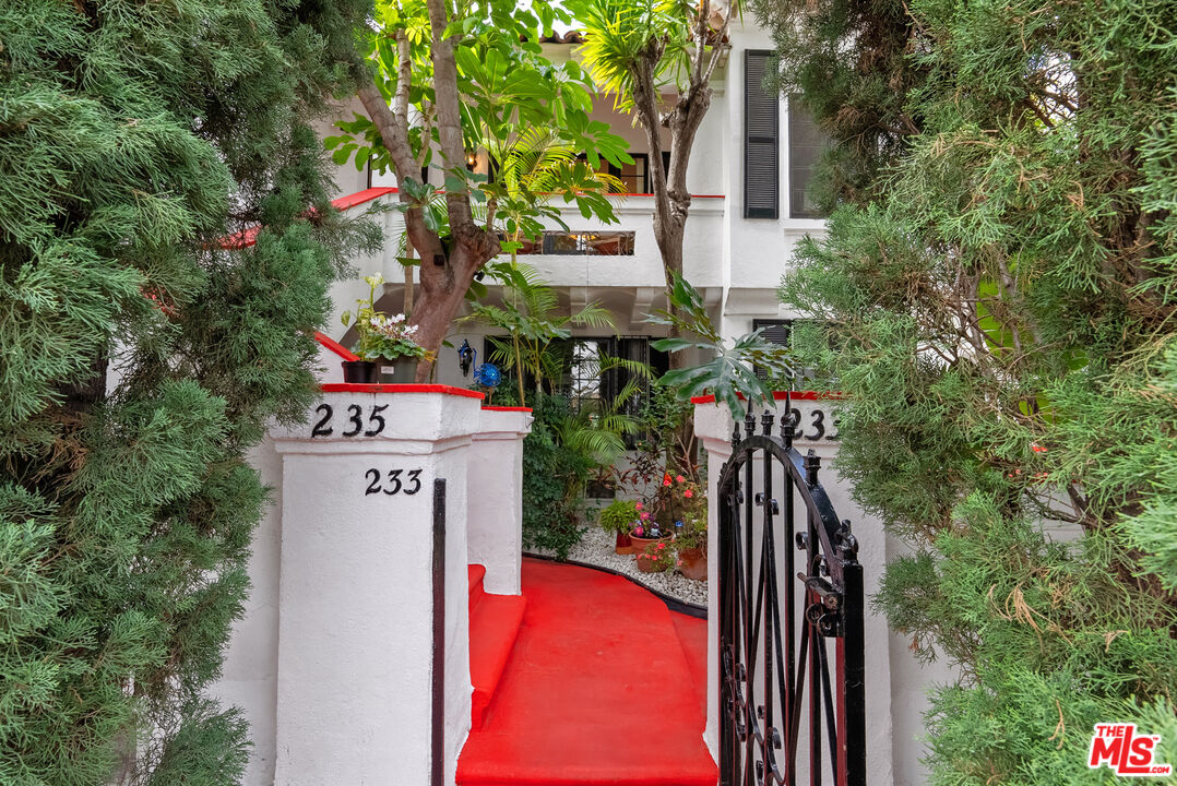 233 S Doheny Dr