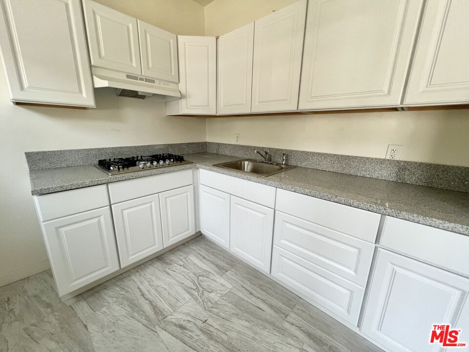 946 S Burlington Ave Unit: 206