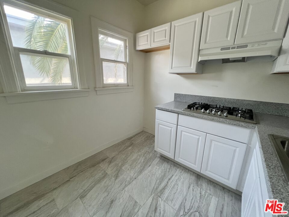946 S Burlington Ave Unit: 206