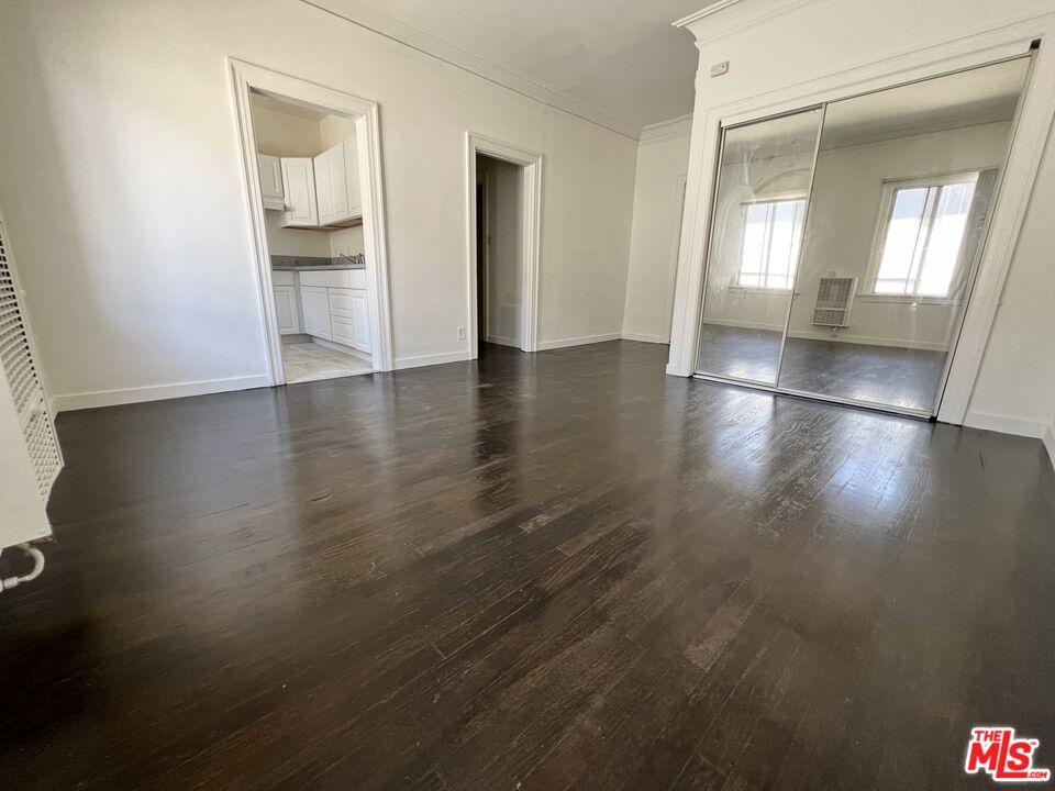 946 S Burlington Ave Unit: 206
