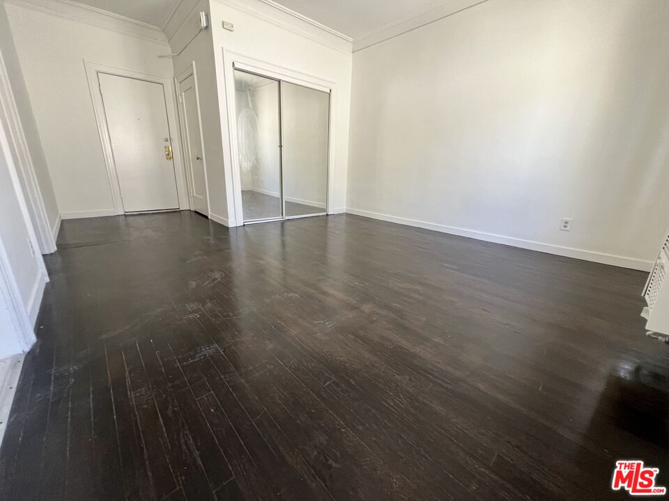 946 S Burlington Ave Unit: 206