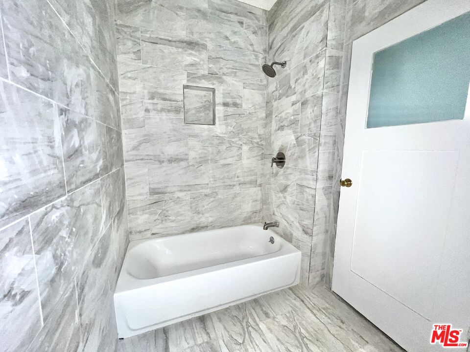 946 S Burlington Ave Unit: 206