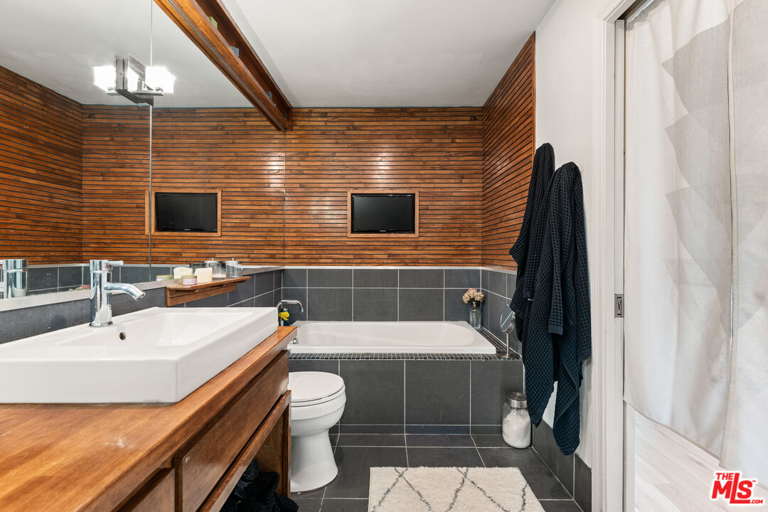 18 N Venice Blvd Unit: A