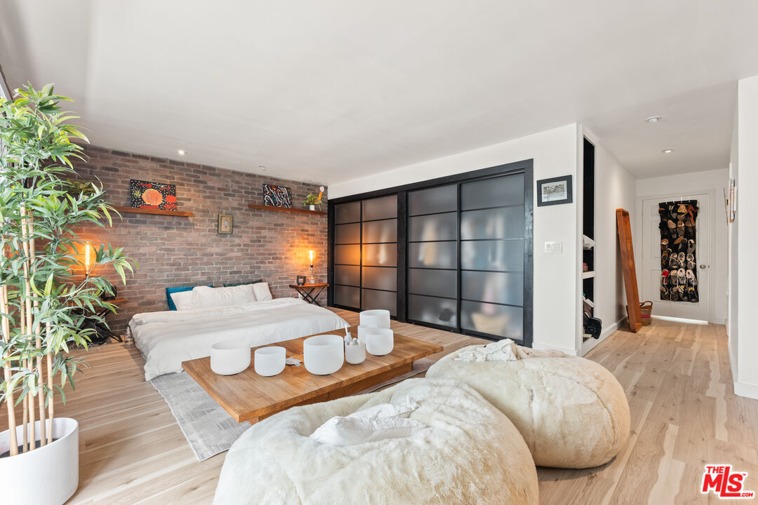 18 N Venice Blvd Unit: A