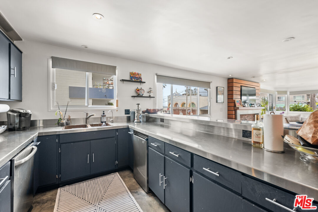 18 N Venice Blvd Unit: A
