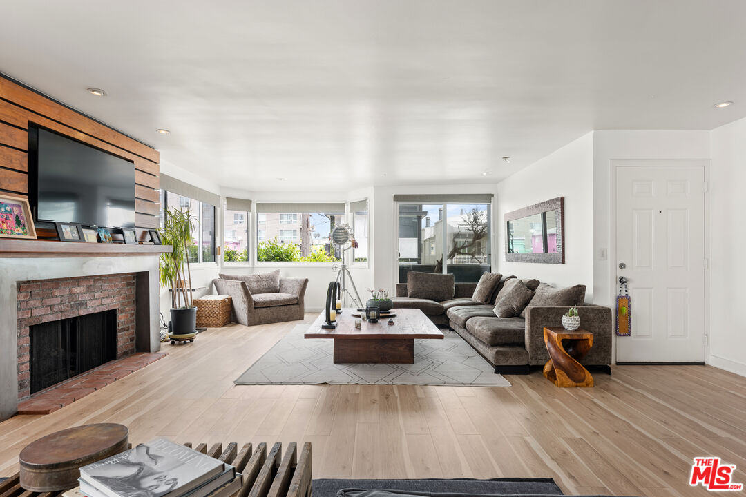 18 N Venice Blvd Unit: A