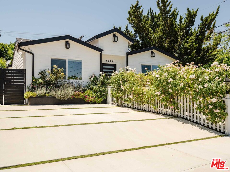 4951 Zelzah Ave