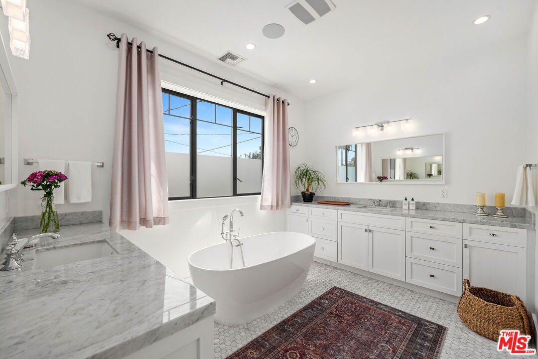 4439 Lindblade Dr