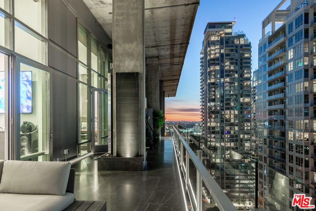 1100 S Hope St Unit: PH 1902