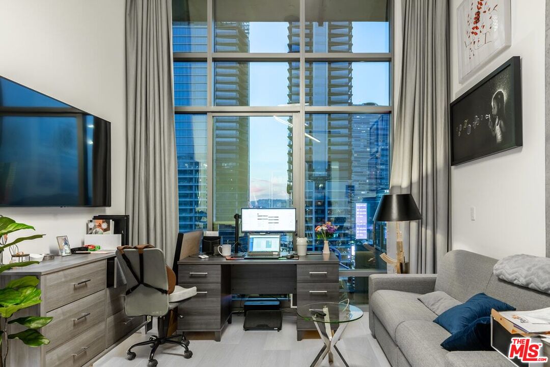 1100 S Hope St Unit: PH 1902
