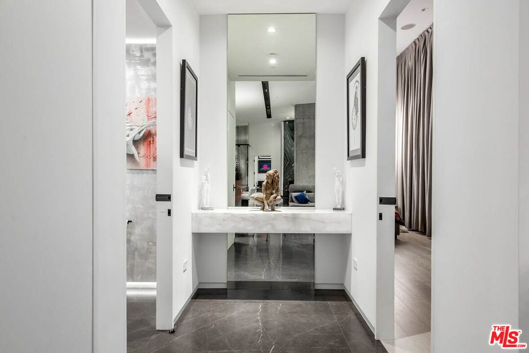 1100 S Hope St Unit: PH 1902