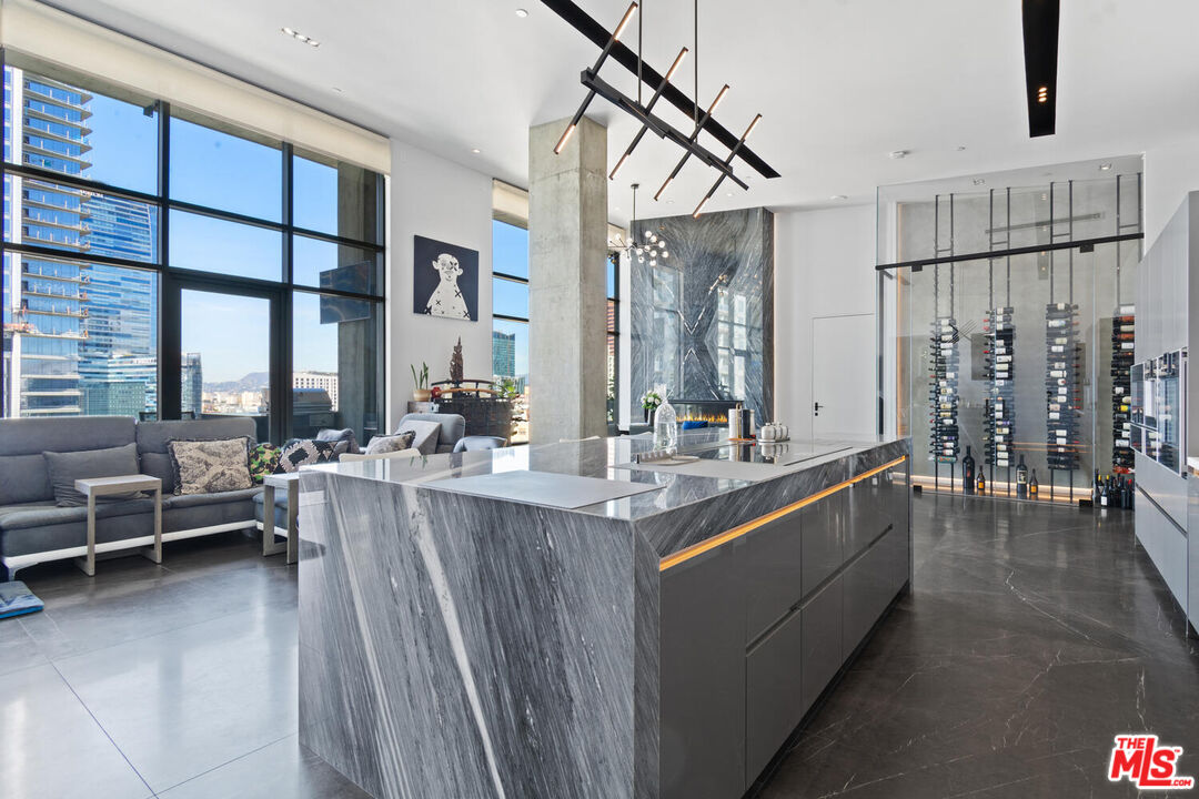 1100 S Hope St Unit: PH 1902