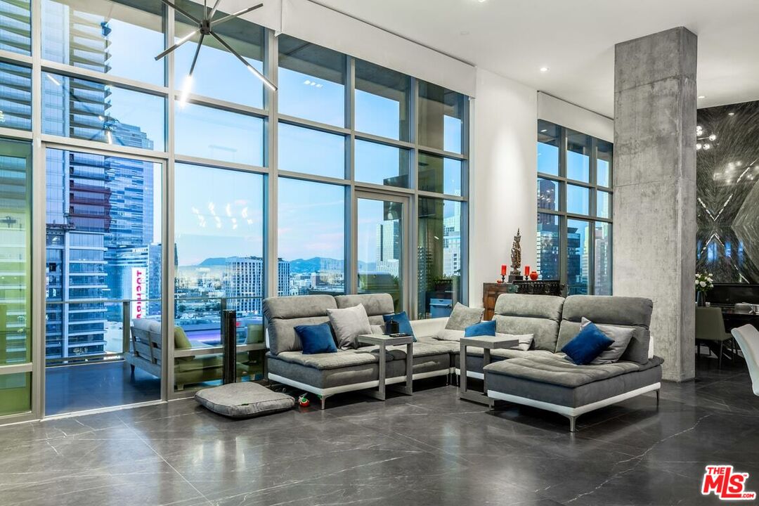 1100 S Hope St Unit: PH 1902