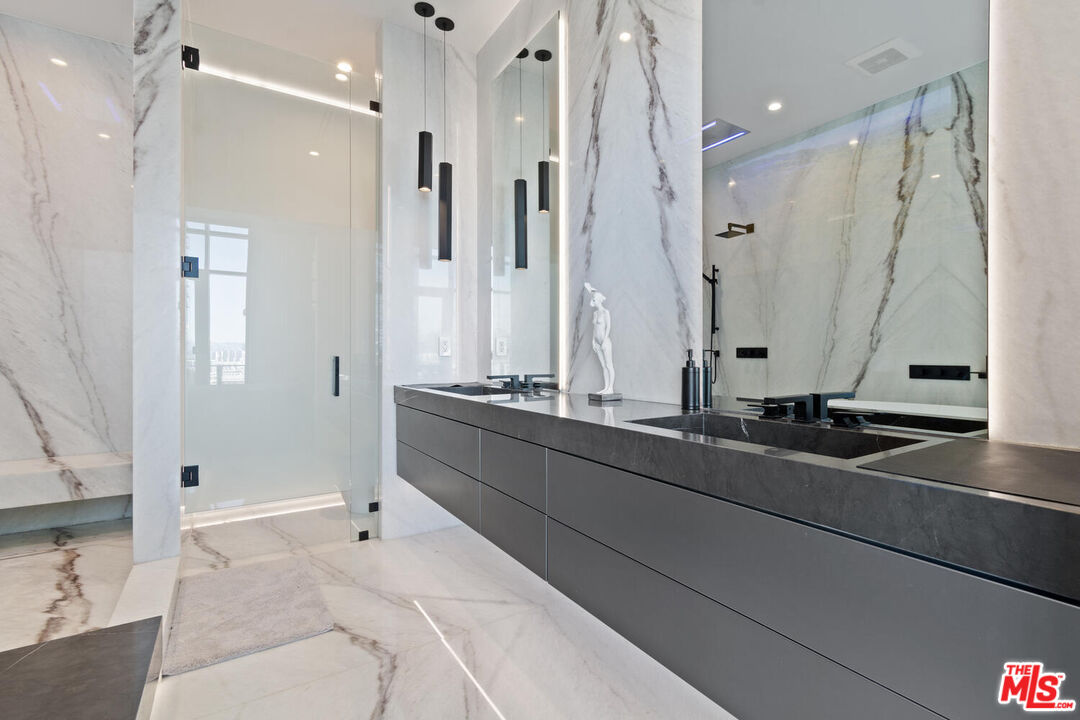 1100 S Hope St Unit: PH 1902