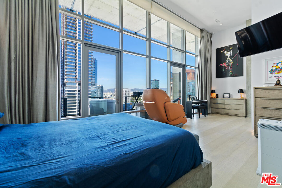 1100 S Hope St Unit: PH 1902