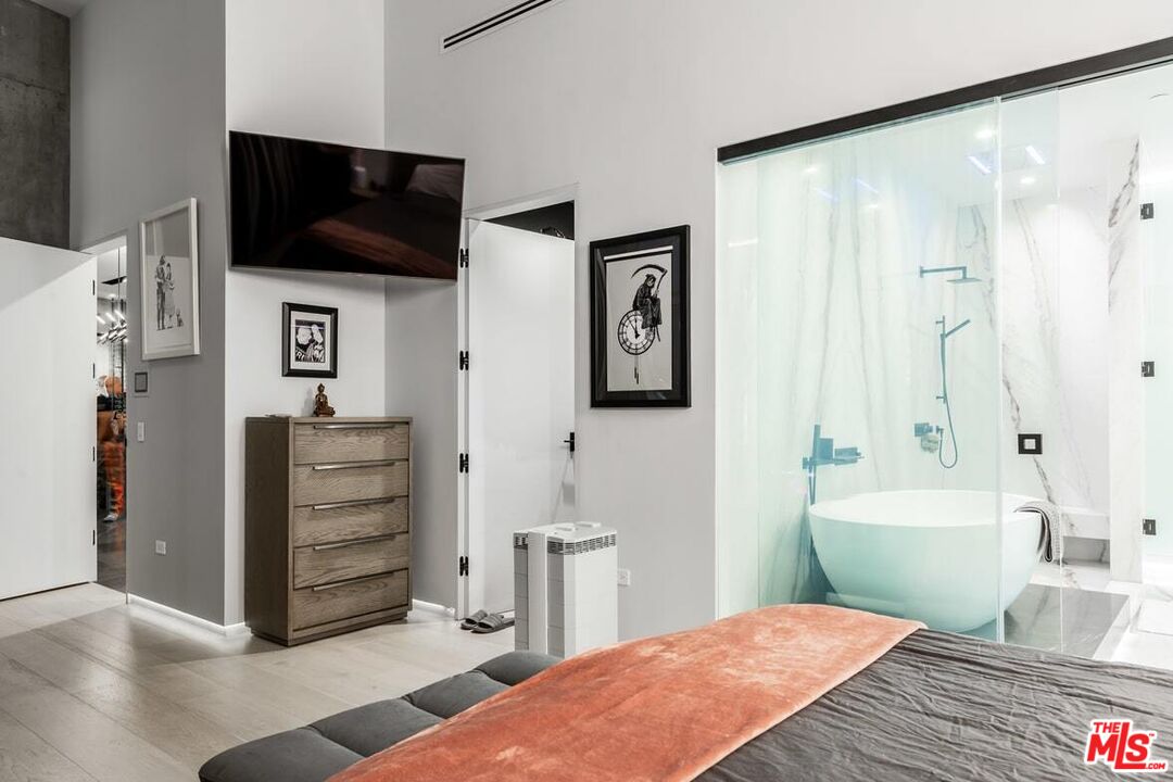 1100 S Hope St Unit: PH 1902