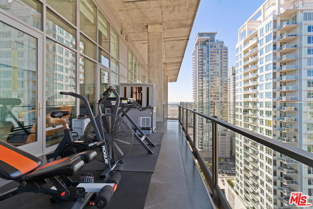 1100 S Hope St Unit: PH 1902